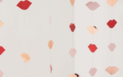 Valentine’s Day Shop – Kiss Backdrop